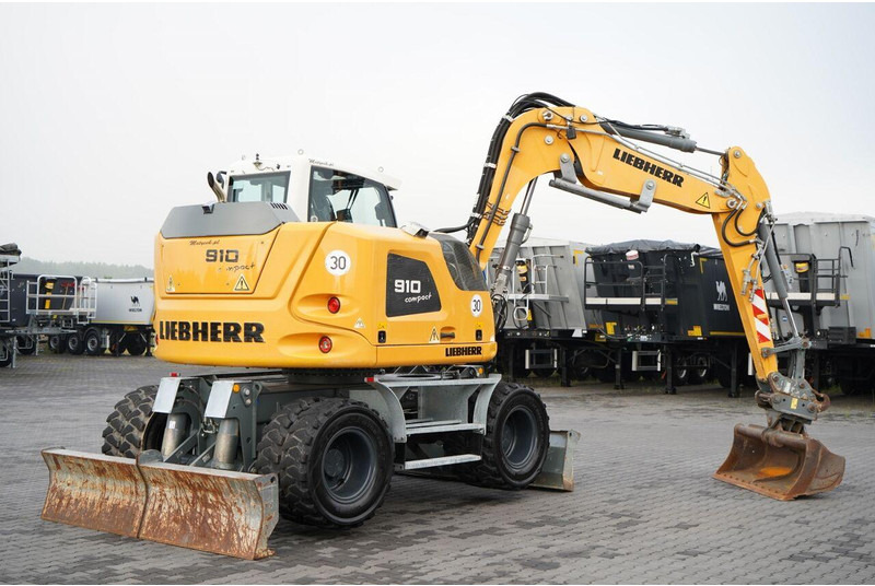 Liebherr 910 COMPACT LITRONIC / KOPARKA KOŁOWA / KLIMATYZACJA / KAMERA - Pelle sur pneus: photos 4 Liebherr 910 COMPACT LITRONIC / KOPARKA KOŁOWA / KLIMATYZACJA / KAMERA - Pelle sur pneus: photos 4