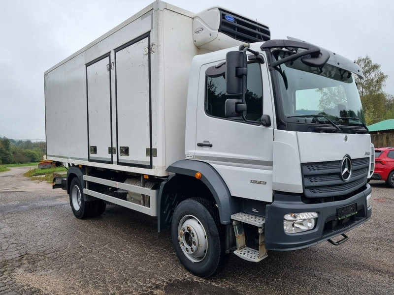 Mercedes-Benz ATEGO 1323 4x4 Refrigerated CARRIER XARIOS 600MT + Tail Lift - Camion frigorifique: photos 1 Mercedes-Benz ATEGO 1323 4x4 Refrigerated CARRIER XARIOS 600MT + Tail Lift - Camion frigorifique: photos 1