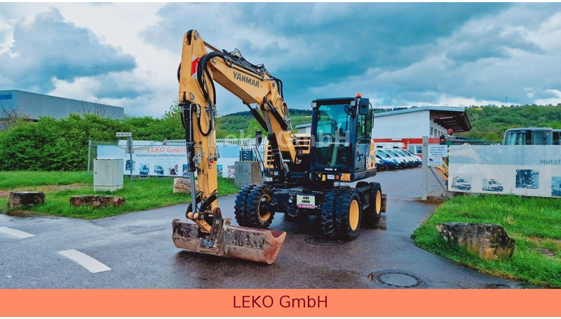 Yanmar B 95W Mit Drei Löffeln und Ein Hammer - Pelle sur pneus: photos 3 Yanmar B 95W Mit Drei Löffeln und Ein Hammer - Pelle sur pneus: photos 3