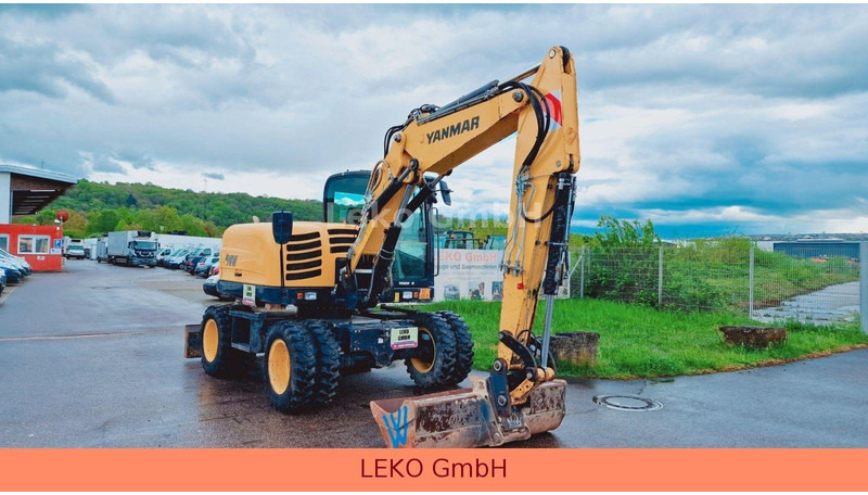 Yanmar B 95W Mit Drei Löffeln und Ein Hammer - Pelle sur pneus: photos 1 Yanmar B 95W Mit Drei Löffeln und Ein Hammer - Pelle sur pneus: photos 1