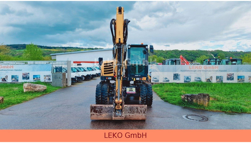 Yanmar B 95W Mit Drei Löffeln und Ein Hammer - Pelle sur pneus: photos 2 Yanmar B 95W Mit Drei Löffeln und Ein Hammer - Pelle sur pneus: photos 2