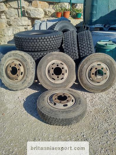 Roue complète 4 x used 7.50-16 LT tyres on 6 studs rims for Toyota Dyna 300: photos 1