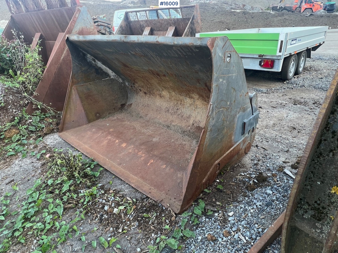 Hjullasterskuffe m/ liten BM feste - Godet pour chargeur pour Engins de chantier: photos 3 Hjullasterskuffe m/ liten BM feste - Godet pour chargeur pour Engins de chantier: photos 3
