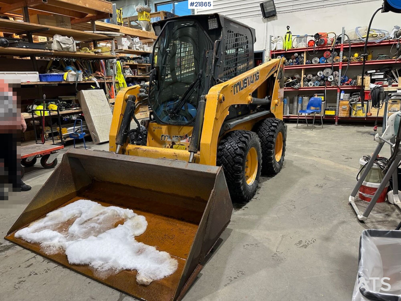 Mustang 220R kompaktlaster m/planeringskuffe og pallegafler - Mini chargeuse: photos 1 Mustang 220R kompaktlaster m/planeringskuffe og pallegafler - Mini chargeuse: photos 1