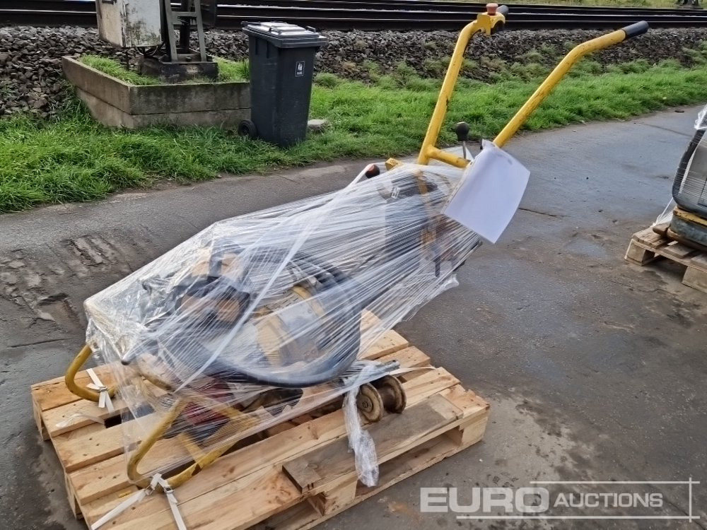 ROWRENCH P4 RKS Unirversal Petrol Powered Wrench + AX25 Concrete Poker - Matériel de béton: photos 1 ROWRENCH P4 RKS Unirversal Petrol Powered Wrench + AX25 Concrete Poker - Matériel de béton: photos 1