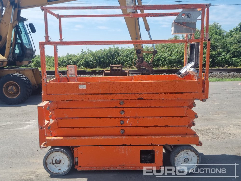 SkyJack Electric Scissor Lift Access Platform - Nacelle: photos 2 SkyJack Electric Scissor Lift Access Platform - Nacelle: photos 2