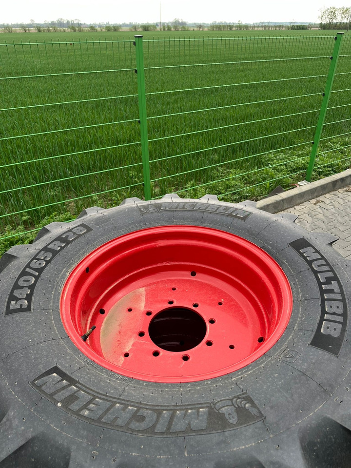 Fendt 540/65R28 142D Michelin - Pneus et jantes: photos 2 Fendt 540/65R28 142D Michelin - Pneus et jantes: photos 2