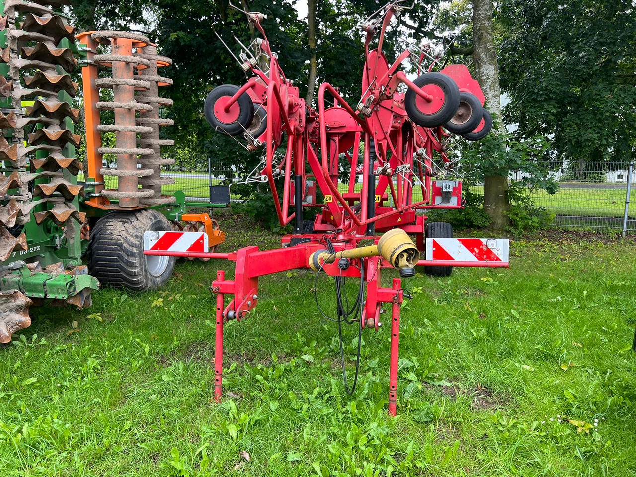 Lely Heuwender 1020 T - Faneuse: photos 1 Lely Heuwender 1020 T - Faneuse: photos 1
