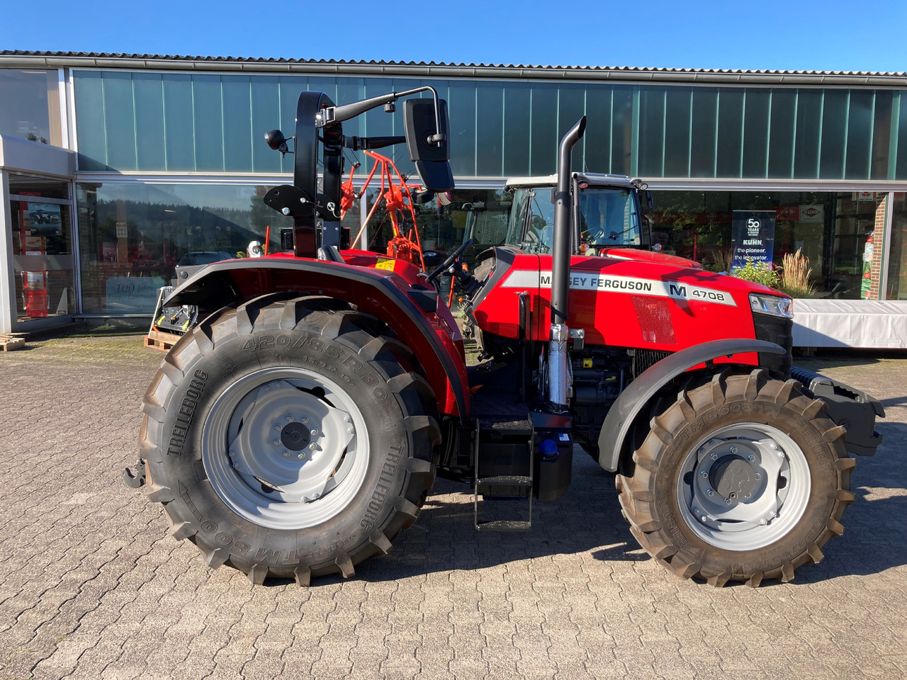 Massey Ferguson 4708 M Plattform Essential - Tracteur agricole: photos 1 Massey Ferguson 4708 M Plattform Essential - Tracteur agricole: photos 1