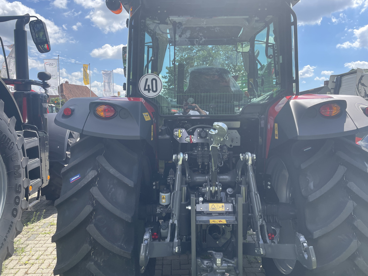 Massey Ferguson 5711M Dyna-4 4WD Cab - Tracteur agricole: photos 4 Massey Ferguson 5711M Dyna-4 4WD Cab - Tracteur agricole: photos 4