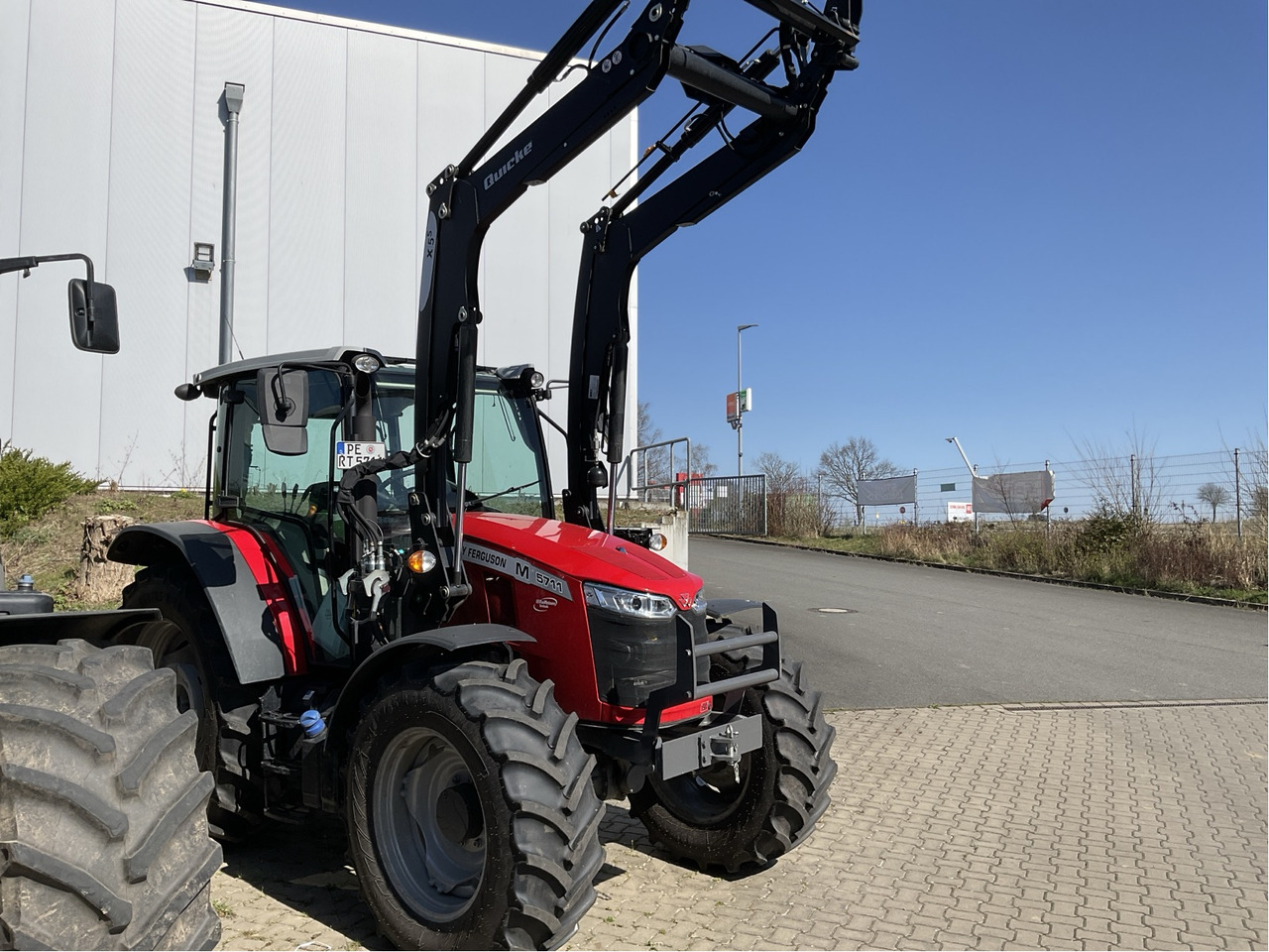Massey Ferguson 5711M Dyna4 4WD Cab Esse - Tracteur agricole: photos 1 Massey Ferguson 5711M Dyna4 4WD Cab Esse - Tracteur agricole: photos 1