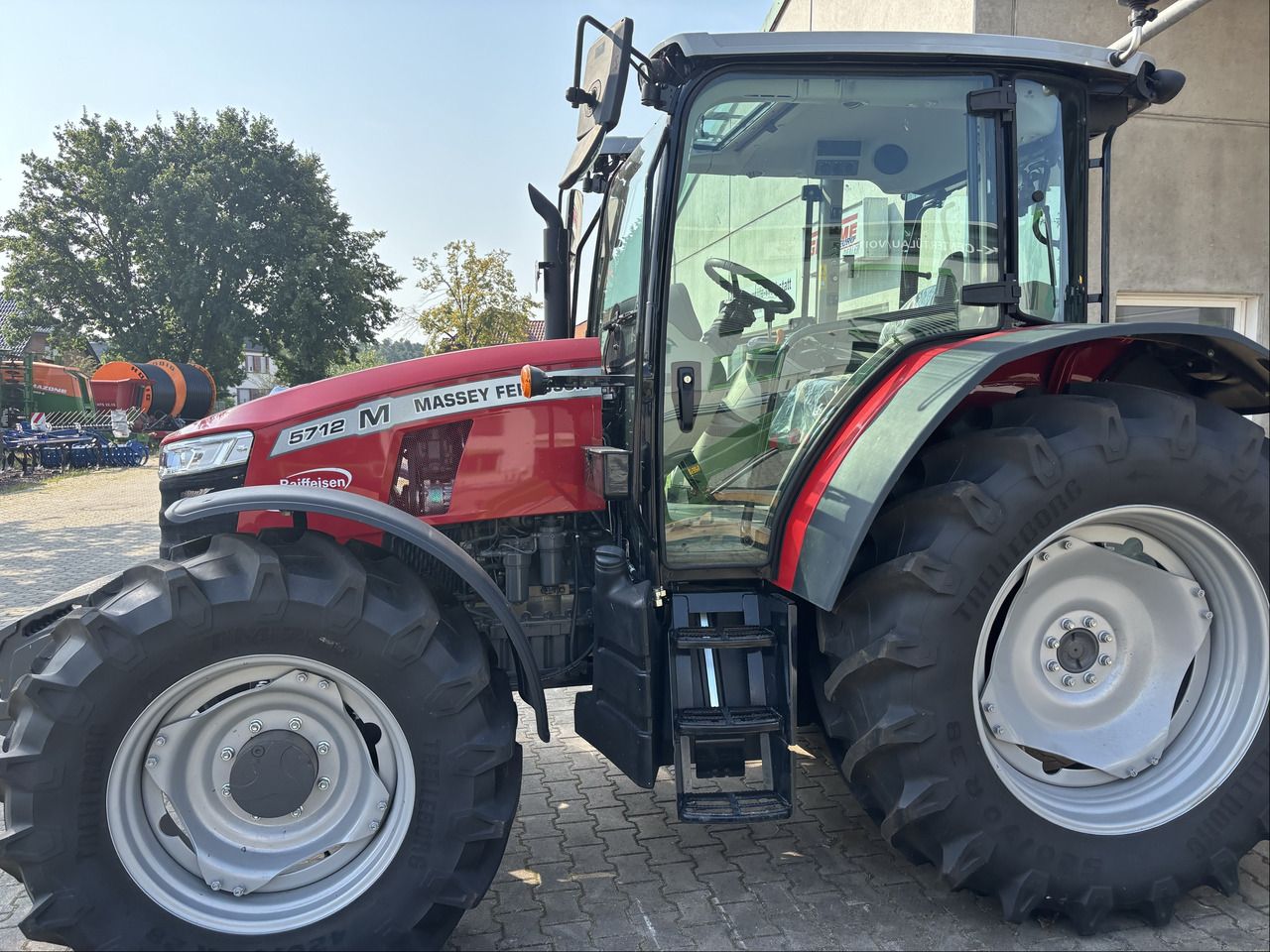 Massey Ferguson 5712M 4WD Cab Essential - Tracteur agricole: photos 3 Massey Ferguson 5712M 4WD Cab Essential - Tracteur agricole: photos 3