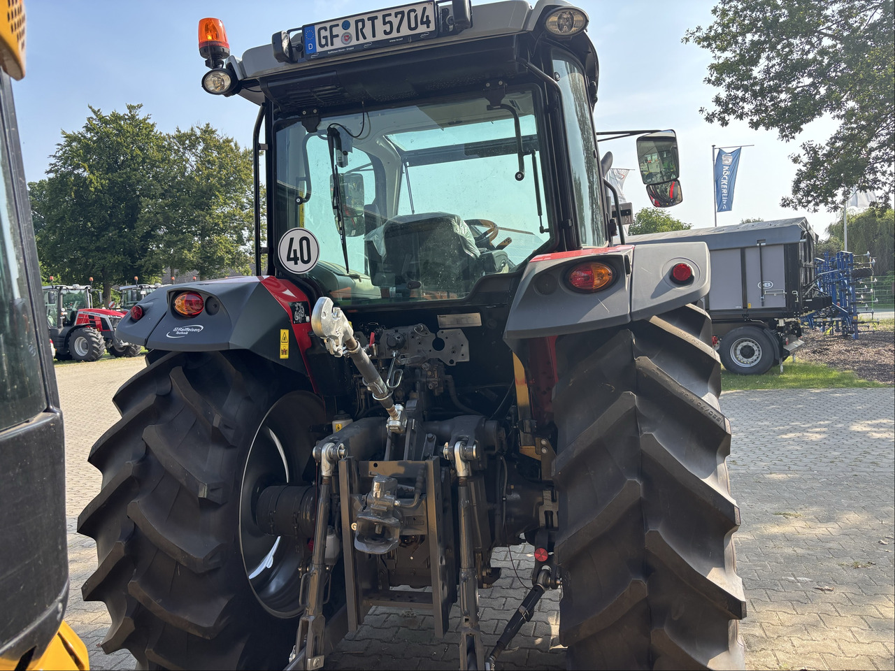 Massey Ferguson 5712M 4WD Cab Essential - Tracteur agricole: photos 4 Massey Ferguson 5712M 4WD Cab Essential - Tracteur agricole: photos 4
