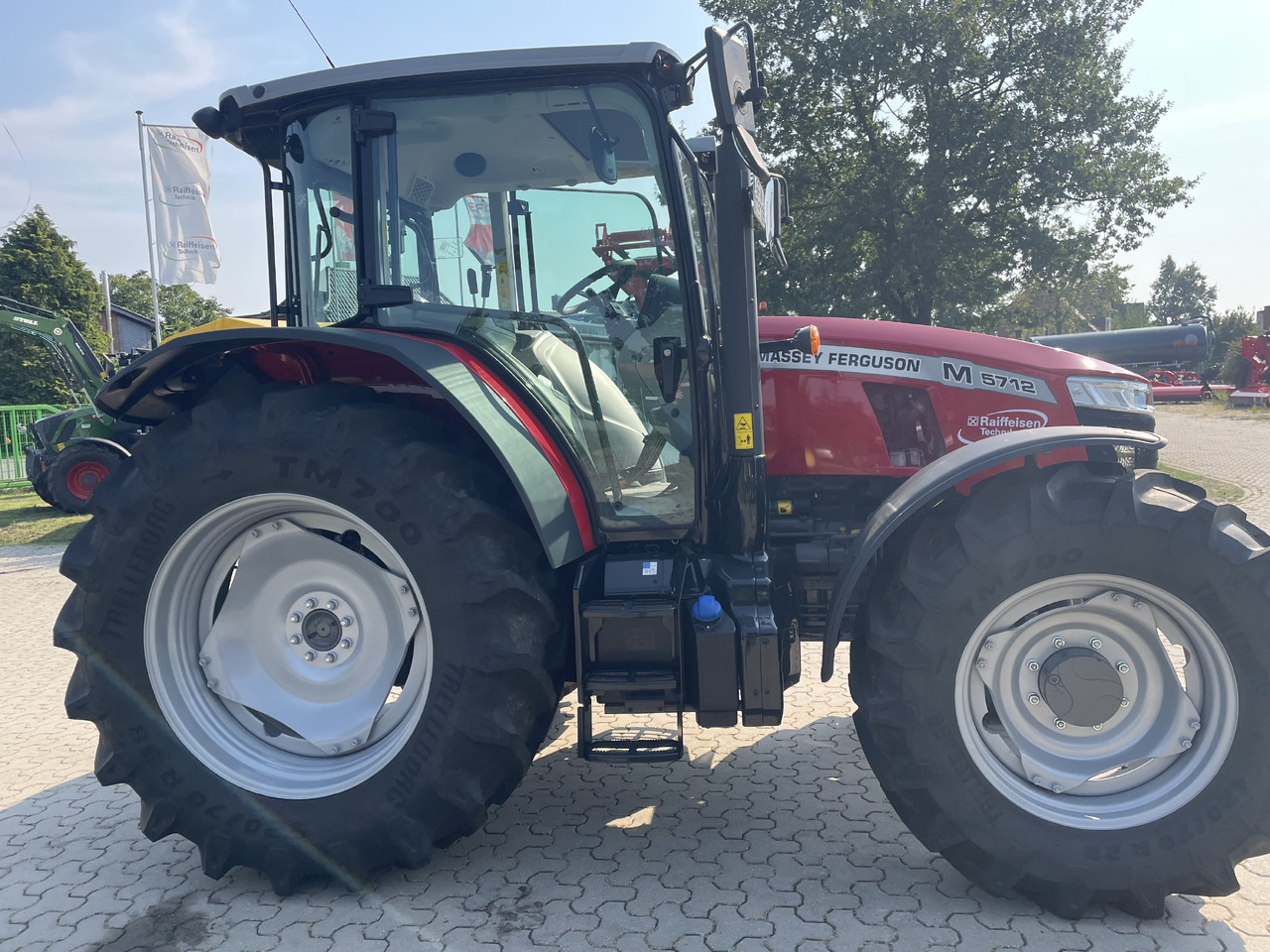 Massey Ferguson 5712M 4WD Cab Essential - Tracteur agricole: photos 1 Massey Ferguson 5712M 4WD Cab Essential - Tracteur agricole: photos 1
