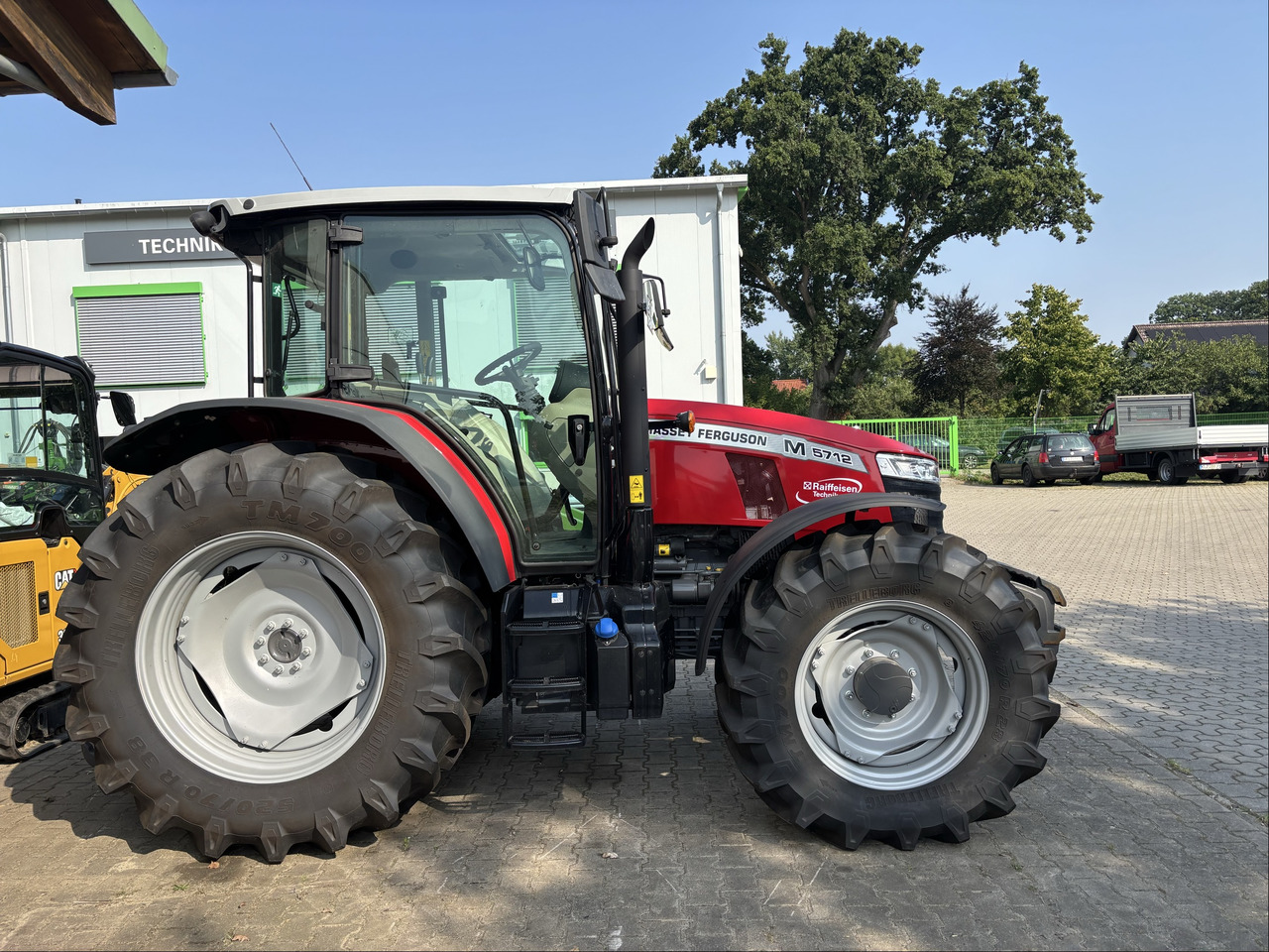 Tracteur agricole neuf Massey Ferguson 5712M 4WD Cab Essential: photos 1