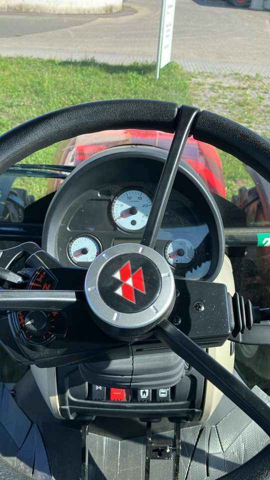 Massey Ferguson 5713M 4WD Cab Essential - Tracteur agricole: photos 2 Massey Ferguson 5713M 4WD Cab Essential - Tracteur agricole: photos 2