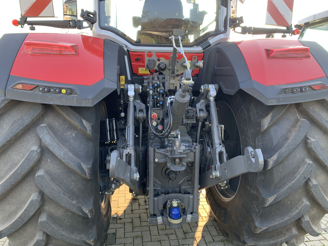 Massey Ferguson 8S.305 Dyna-VT Exclusive - Tracteur agricole: photos 5 Massey Ferguson 8S.305 Dyna-VT Exclusive - Tracteur agricole: photos 5