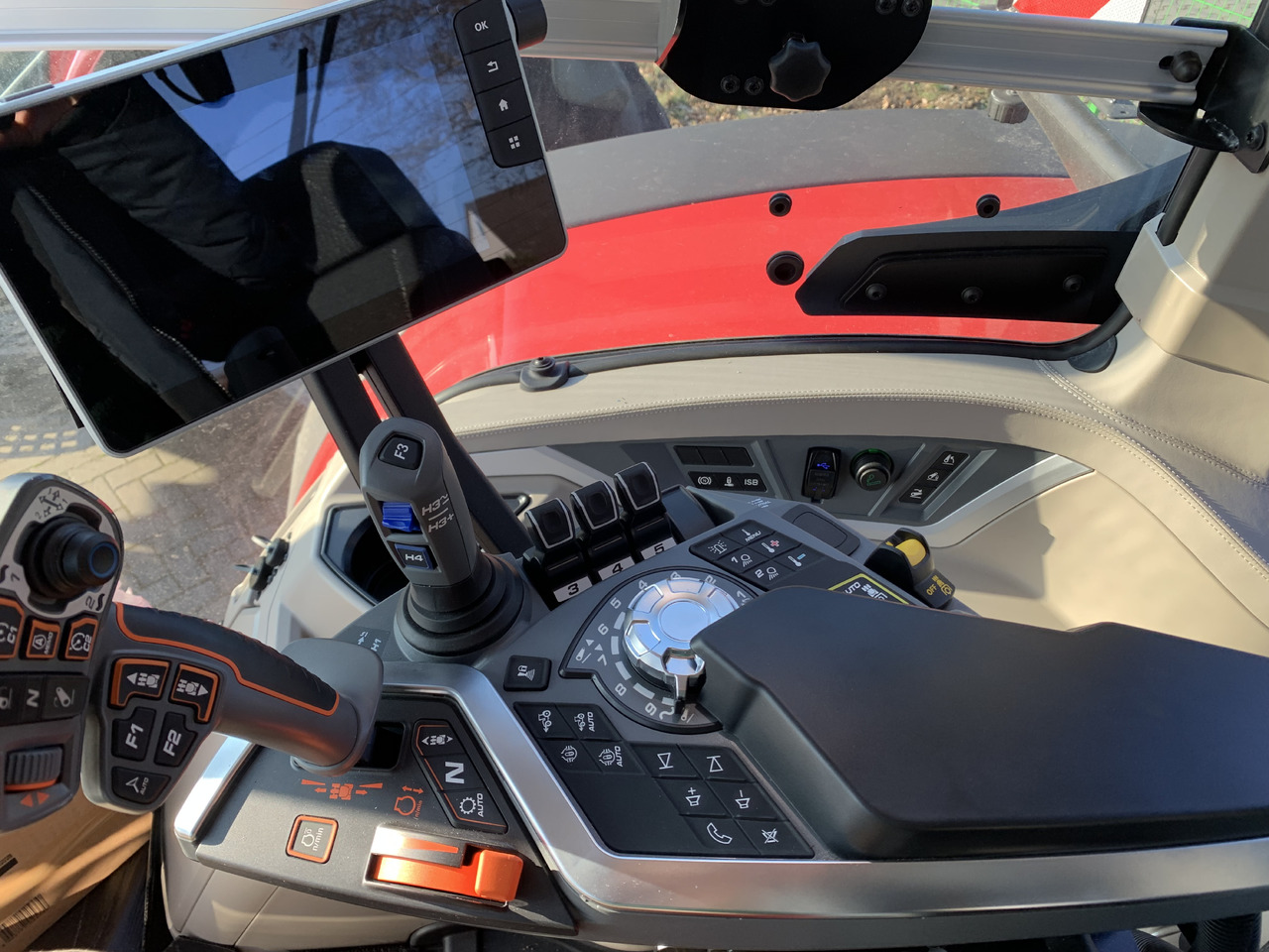 Massey Ferguson 8S.305 Dyna-VT Exclusive - Tracteur agricole: photos 3 Massey Ferguson 8S.305 Dyna-VT Exclusive - Tracteur agricole: photos 3