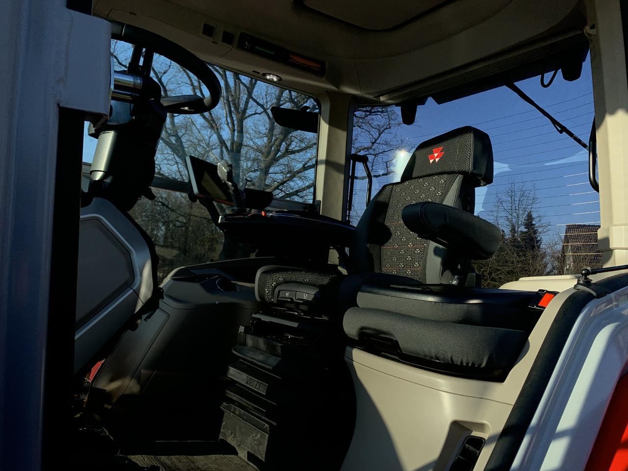 Massey Ferguson 8S.305 Dyna-VT Exclusive - Tracteur agricole: photos 4 Massey Ferguson 8S.305 Dyna-VT Exclusive - Tracteur agricole: photos 4