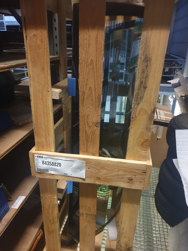 New Holland Windschutzscheibe - Tracteur agricole: photos 1 New Holland Windschutzscheibe - Tracteur agricole: photos 1