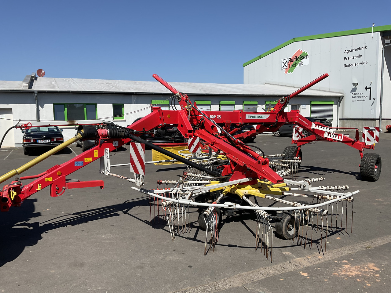 Pöttinger Top 722 Seitenschwader - Faneuse: photos 1 Pöttinger Top 722 Seitenschwader - Faneuse: photos 1