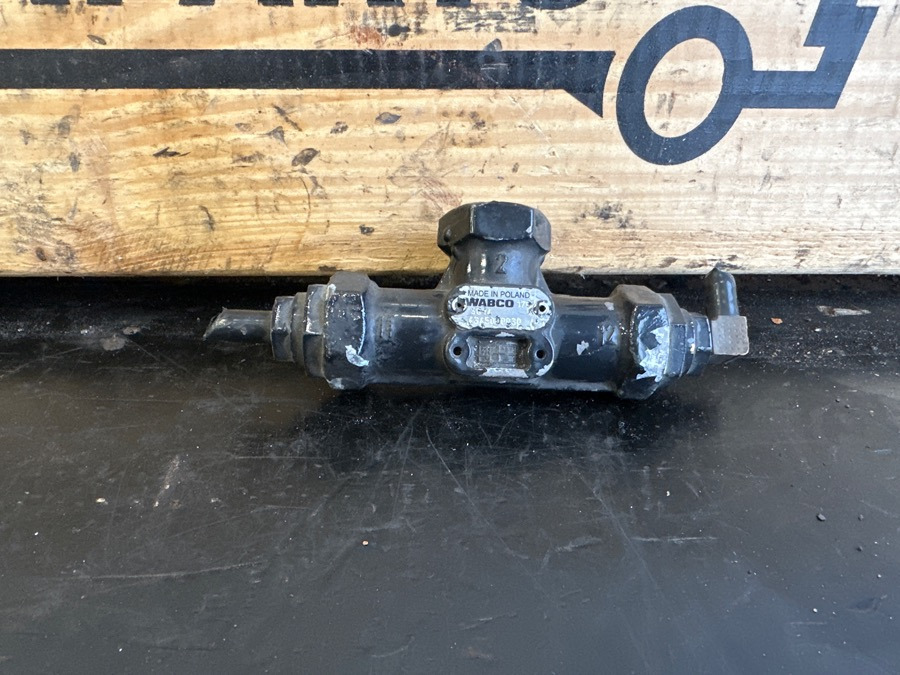 MAN VALVE 81.51230-6012 - Valve de frein pour Camion: photos 1 MAN VALVE 81.51230-6012 - Valve de frein pour Camion: photos 1
