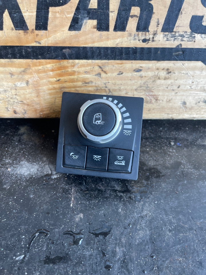 RENAULT SWITCH LIGHT 7421995058 - Cabine et intérieur pour Camion: photos 1 RENAULT SWITCH LIGHT 7421995058 - Cabine et intérieur pour Camion: photos 1