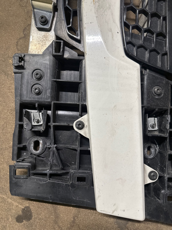 SCANIA NGR GRILL LOWER - Carrosserie et extérieur pour Camion: photos 2 SCANIA NGR GRILL LOWER - Carrosserie et extérieur pour Camion: photos 2