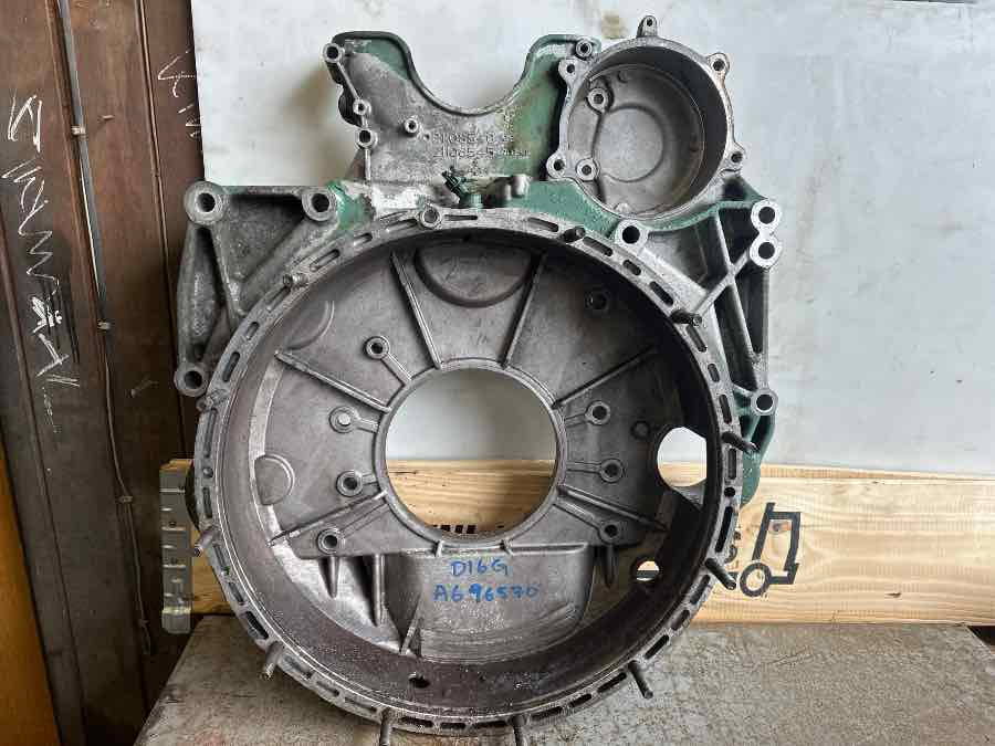VOLVO FLY WHEEL HOUSE 21108540 - Moteur et pièces pour Camion: photos 3 VOLVO FLY WHEEL HOUSE 21108540 - Moteur et pièces pour Camion: photos 3