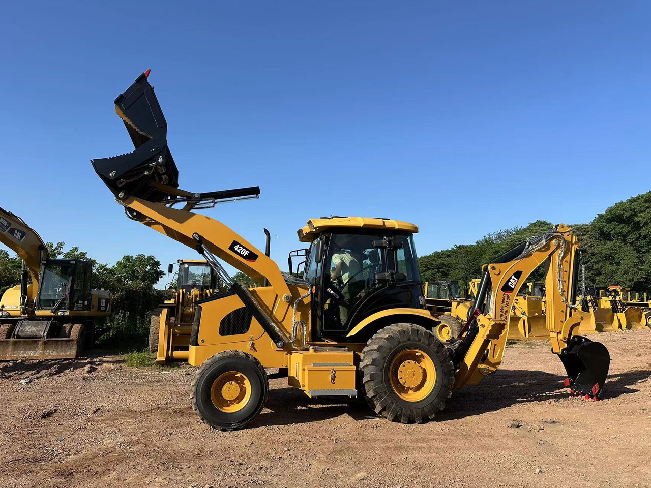 CATERPILLAR 420F2 - Tractopelle: photos 1 CATERPILLAR 420F2 - Tractopelle: photos 1