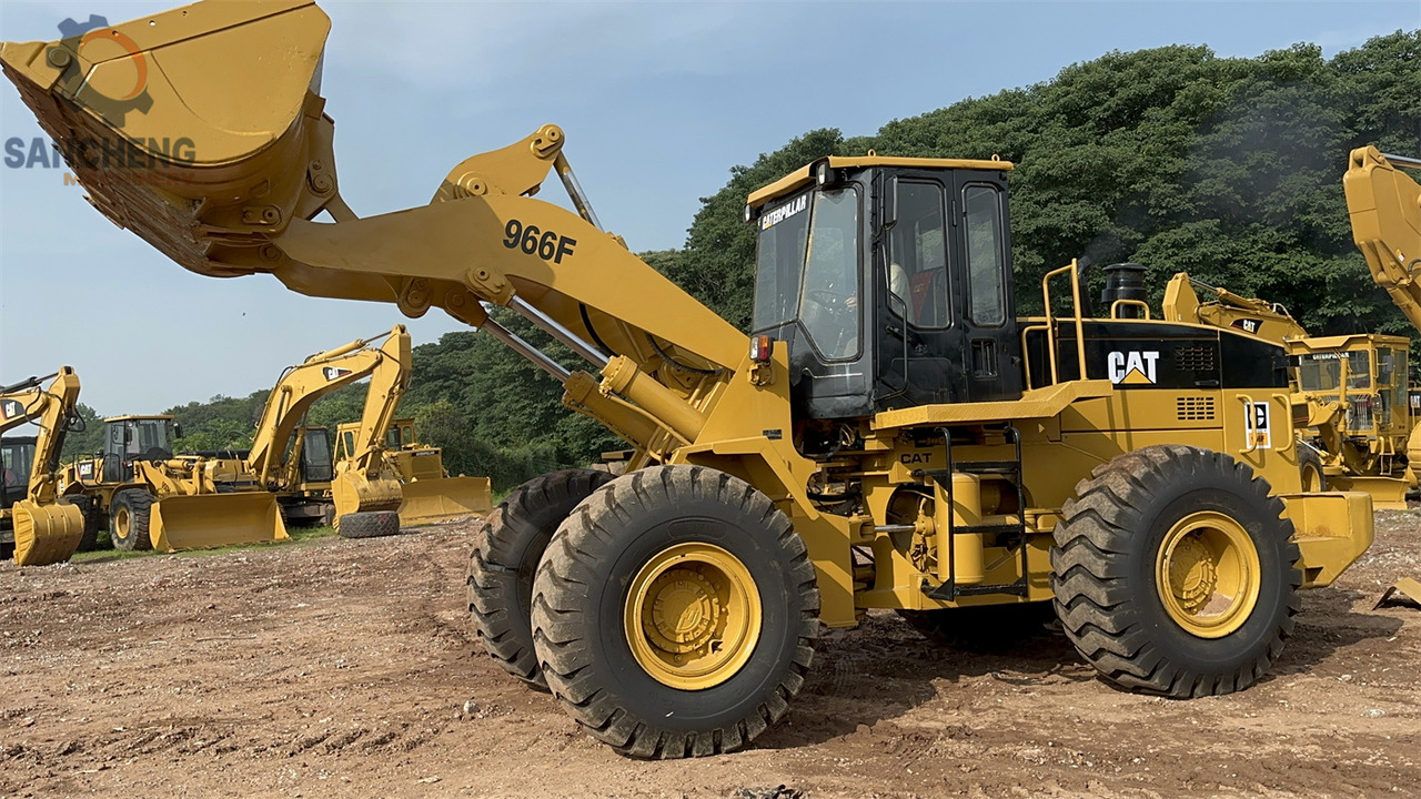 CATERPILLAR 966F - Chargeuse sur pneus: photos 2 CATERPILLAR 966F - Chargeuse sur pneus: photos 2