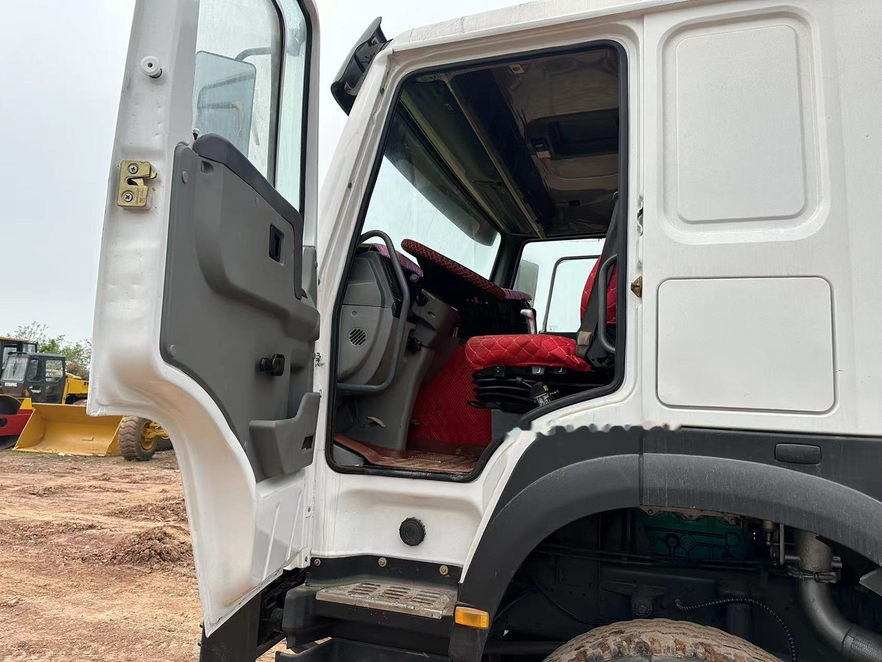 Camion benne SINOTRUK HOWO 371 with Bumper: photos 10