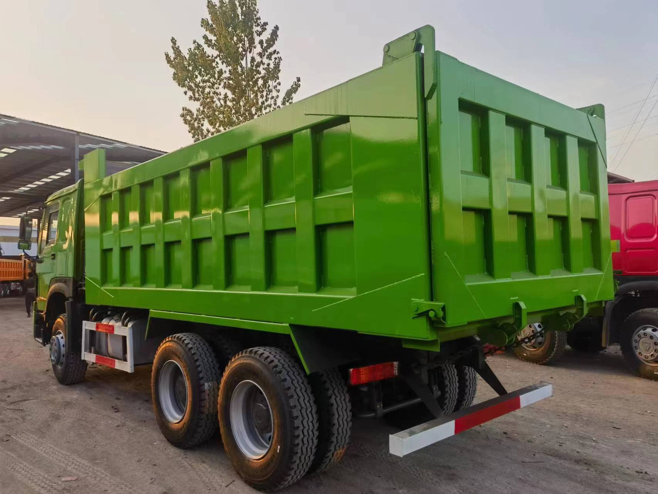 SINOTRUK HOWO 375hp 6X4 - Camion benne: photos 3 SINOTRUK HOWO 375hp 6X4 - Camion benne: photos 3