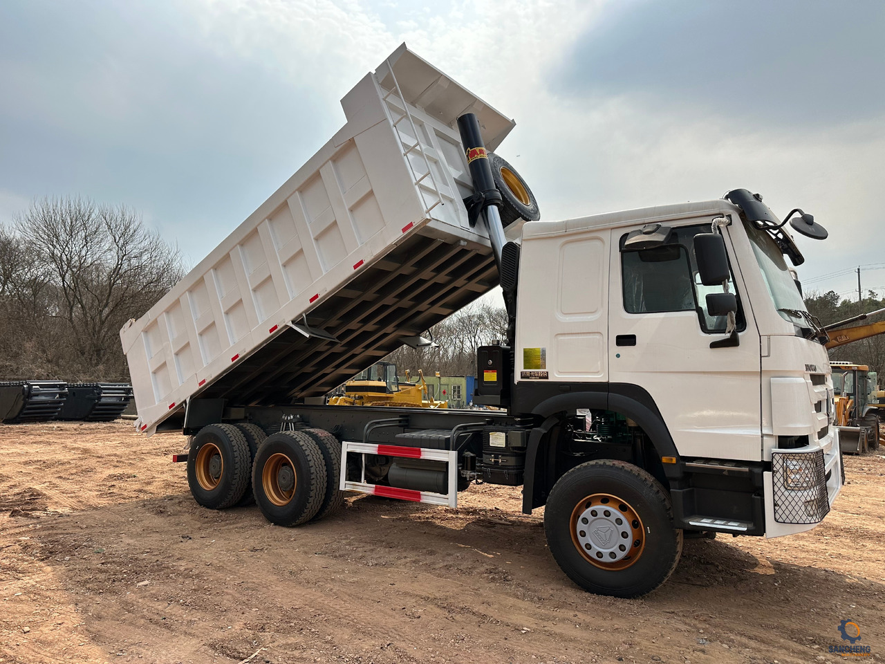 Camion benne pour transport de équipements lourds SINOTRUK Howo Dump truck 371: photos 10