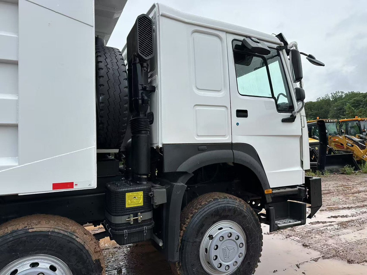 Sinotruk HOWO 371hp 8x4 tipper truck - Camion benne: photos 5 Sinotruk HOWO 371hp 8x4 tipper truck - Camion benne: photos 5