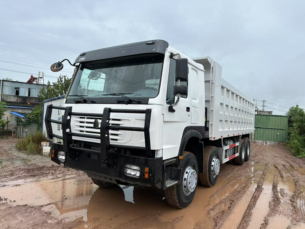 Sinotruk HOWO 371hp 8x4 tipper truck - Camion benne: photos 1 Sinotruk HOWO 371hp 8x4 tipper truck - Camion benne: photos 1