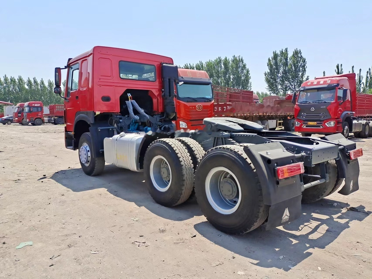 SINOTRUK Howo tractor unit 420hp 6x4 - Tracteur routier: photos 3 SINOTRUK Howo tractor unit 420hp 6x4 - Tracteur routier: photos 3