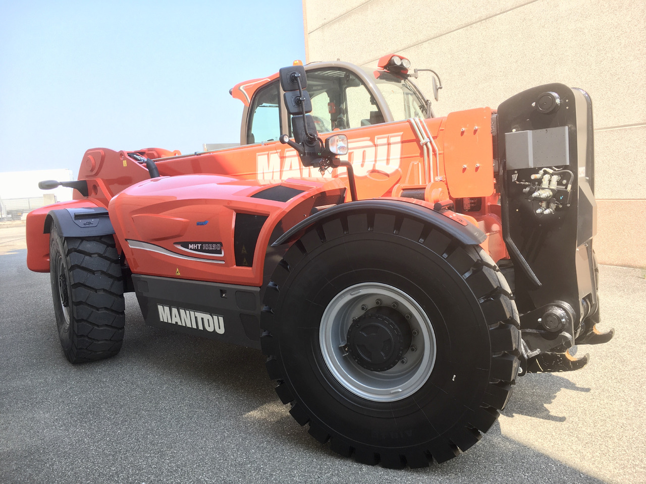 MANITOU MHT 10230 ST4 - 2018 - Chariot télescopique: photos 3 MANITOU MHT 10230 ST4 - 2018 - Chariot télescopique: photos 3