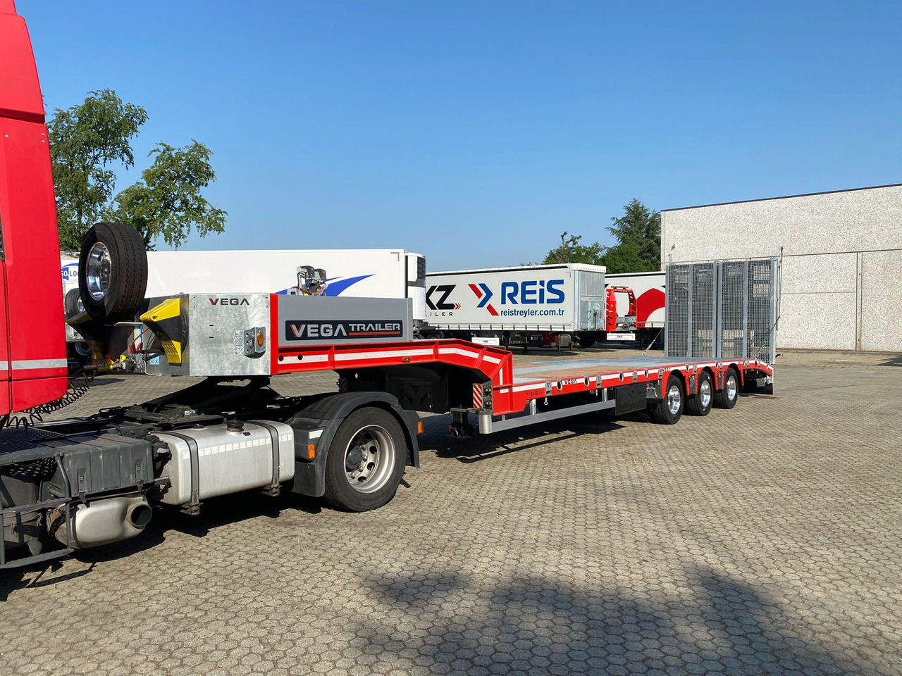 3 AXLE LOWBED (VEGA ITALIANO) - Semi-remorque surbaissé: photos 2 3 AXLE LOWBED (VEGA ITALIANO) - Semi-remorque surbaissé: photos 2