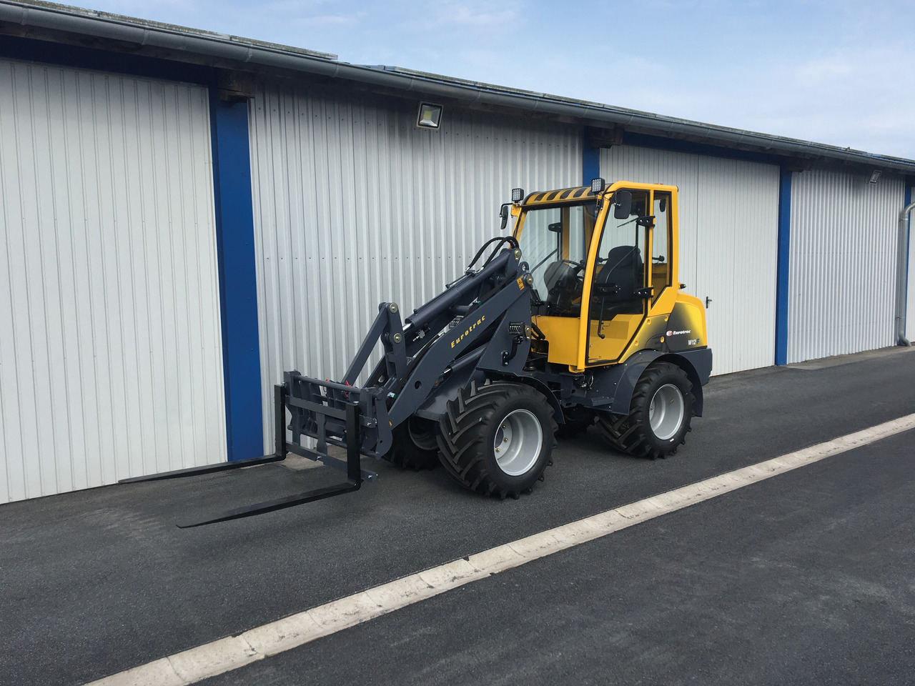 EUROTRAC W12 CMF - Valet de ferme: photos 1 EUROTRAC W12 CMF - Valet de ferme: photos 1
