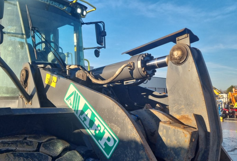 Chargeuse sur pneus DOOSAN DL 320-7: photos 21
