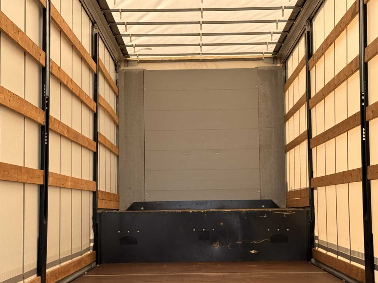 Semi-remorque surbaissé Fliegl SDS 350 Schiebeplane+Verdeck XL SAF 20.900Km: photos 11 Semi-remorque surbaissé Fliegl SDS 350 Schiebeplane+Verdeck XL SAF 20.900Km: photos 11