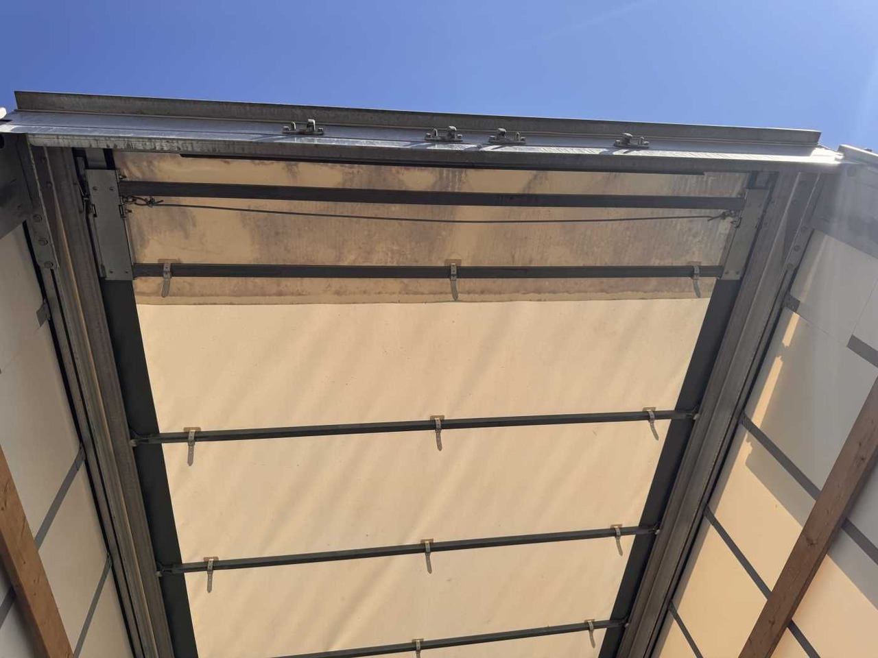 Semi-remorque surbaissé Fliegl SDS 350 Schiebeplane+Verdeck XL SAF 20.900Km: photos 12 Semi-remorque surbaissé Fliegl SDS 350 Schiebeplane+Verdeck XL SAF 20.900Km: photos 12