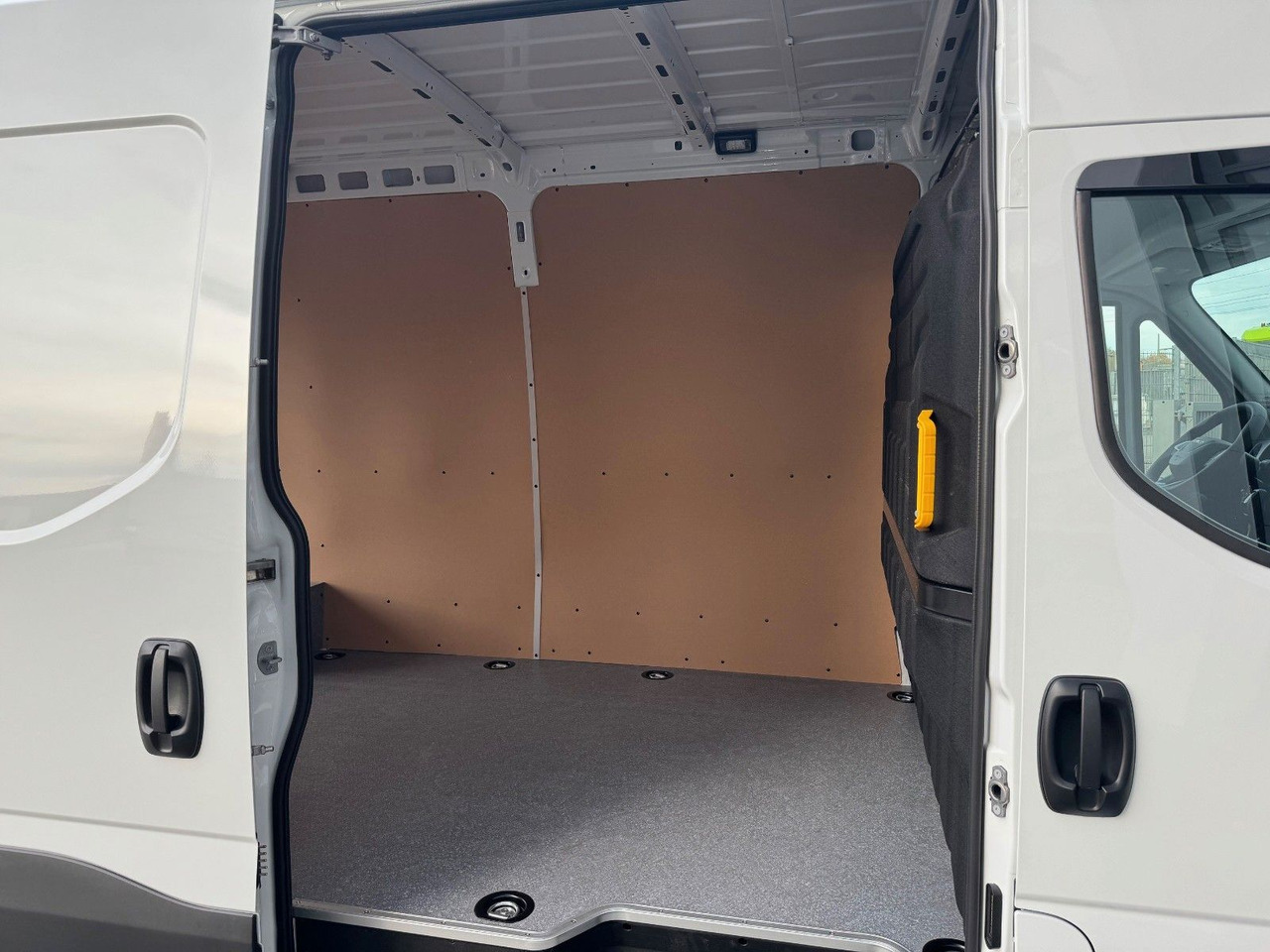 Iveco Daily 35C21 HA8 *R4.100mm*AHK*LED*Automatik* - Fourgon utilitaire: photos 4 Iveco Daily 35C21 HA8 *R4.100mm*AHK*LED*Automatik* - Fourgon utilitaire: photos 4