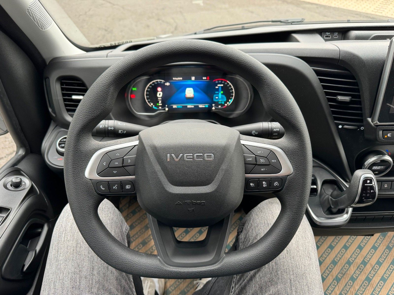 Fourgon utilitaire Iveco Daily 35S18HA8 3.0L *R3.520mm*AHK*2xSchiebetür*: photos 13 Fourgon utilitaire Iveco Daily 35S18HA8 3.0L *R3.520mm*AHK*2xSchiebetür*: photos 13