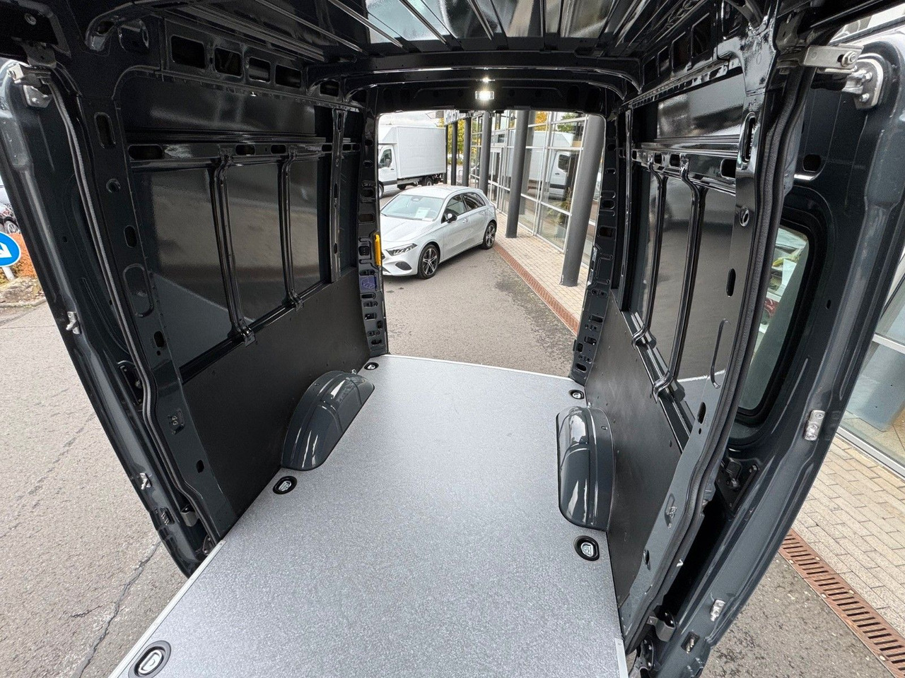 Fourgon utilitaire Iveco Daily 35S18HA8 3.0L *R3.520mm*AHK*2xSchiebetür*: photos 25 Fourgon utilitaire Iveco Daily 35S18HA8 3.0L *R3.520mm*AHK*2xSchiebetür*: photos 25