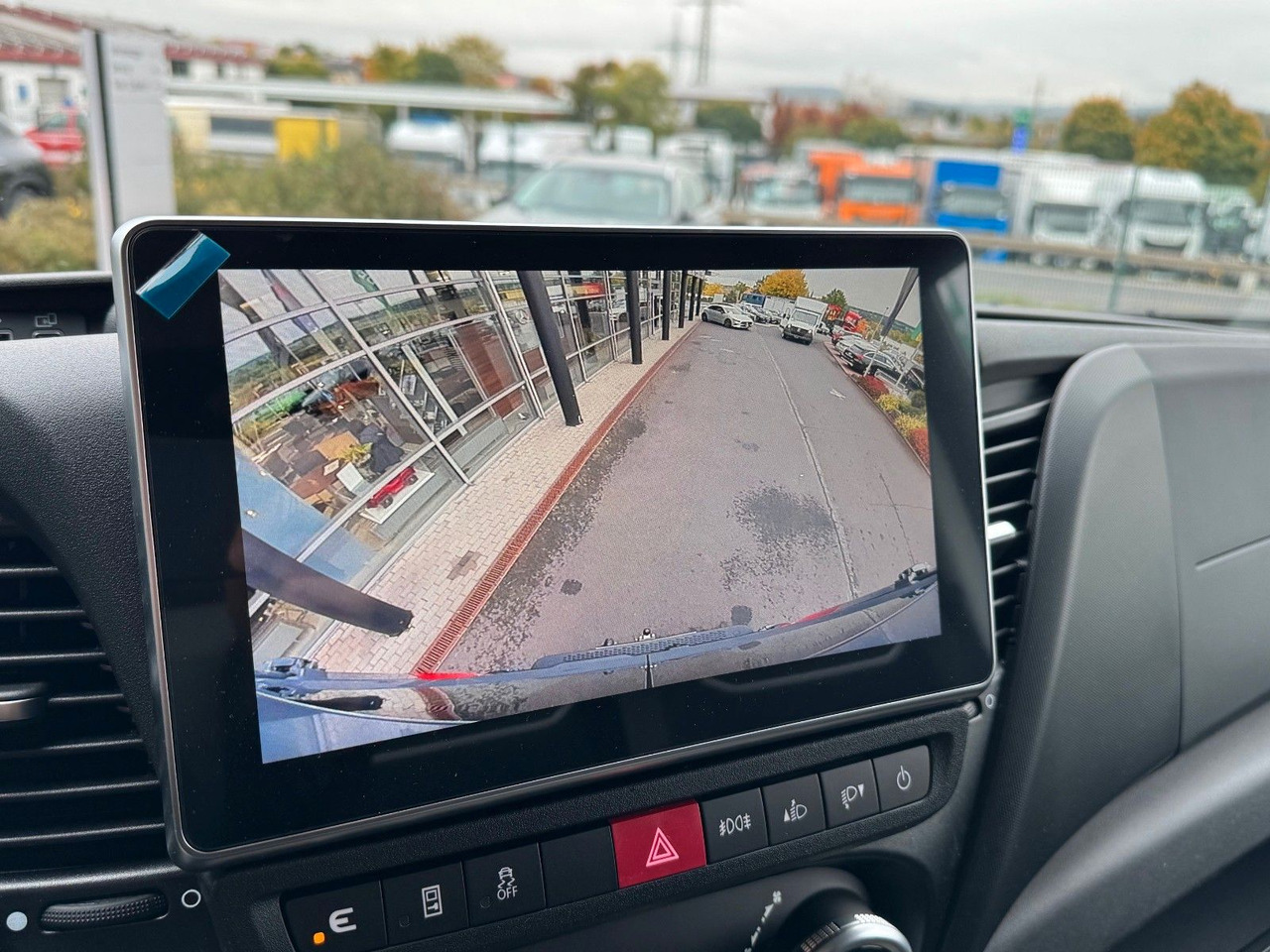 Fourgon utilitaire Iveco Daily 35S18HA8 3.0L *R3.520mm*AHK*2xSchiebetür*: photos 18 Fourgon utilitaire Iveco Daily 35S18HA8 3.0L *R3.520mm*AHK*2xSchiebetür*: photos 18