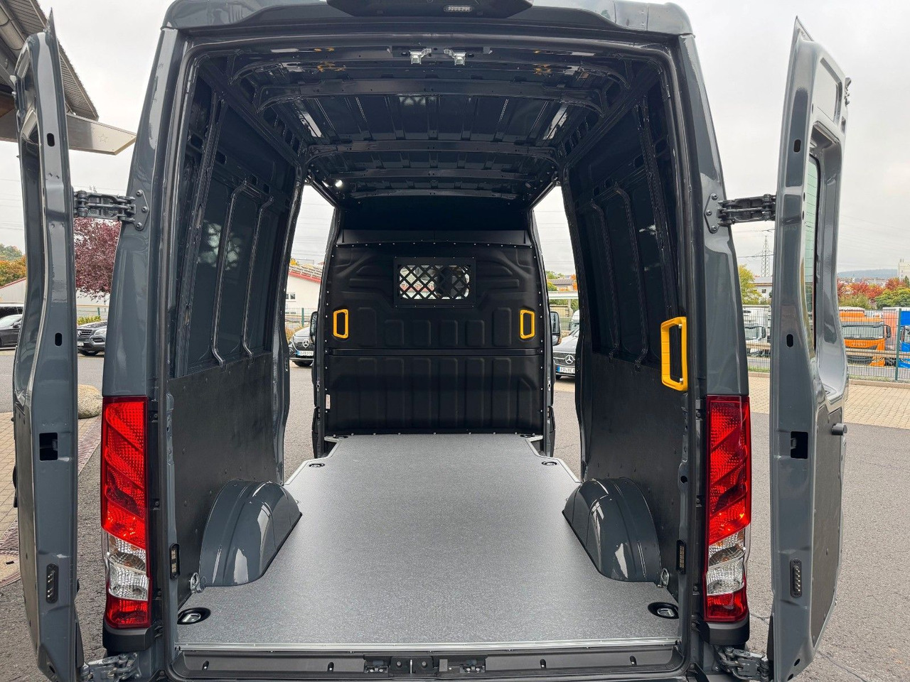 Fourgon utilitaire Iveco Daily 35S18HA8 3.0L *R3.520mm*AHK*2xSchiebetür*: photos 8 Fourgon utilitaire Iveco Daily 35S18HA8 3.0L *R3.520mm*AHK*2xSchiebetür*: photos 8