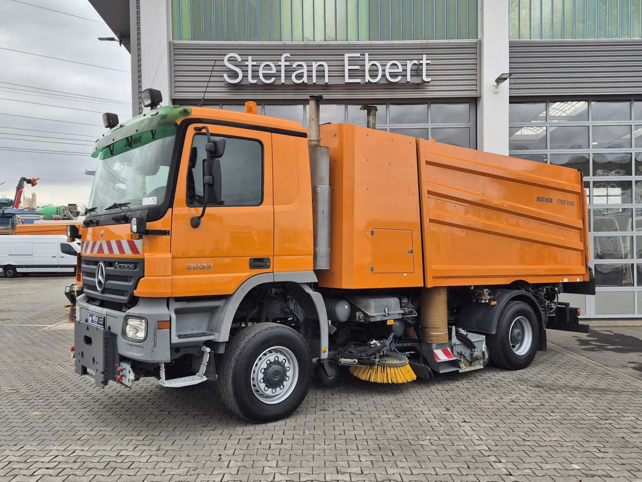 Mercedes-Benz Actros 2032 A 4x4 Bucher STKF 9500 Airport 30x - Balayeuse de voirie: photos 3 Mercedes-Benz Actros 2032 A 4x4 Bucher STKF 9500 Airport 30x - Balayeuse de voirie: photos 3
