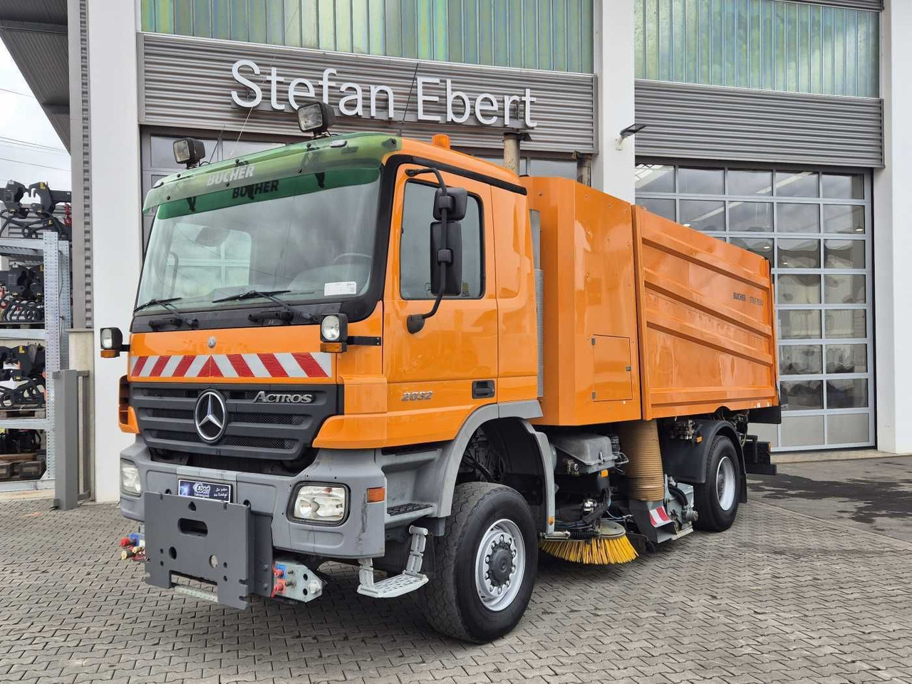 Mercedes-Benz Actros 2032 A 4x4 Bucher STKF 9500 Airport 30x - Balayeuse de voirie: photos 1 Mercedes-Benz Actros 2032 A 4x4 Bucher STKF 9500 Airport 30x - Balayeuse de voirie: photos 1